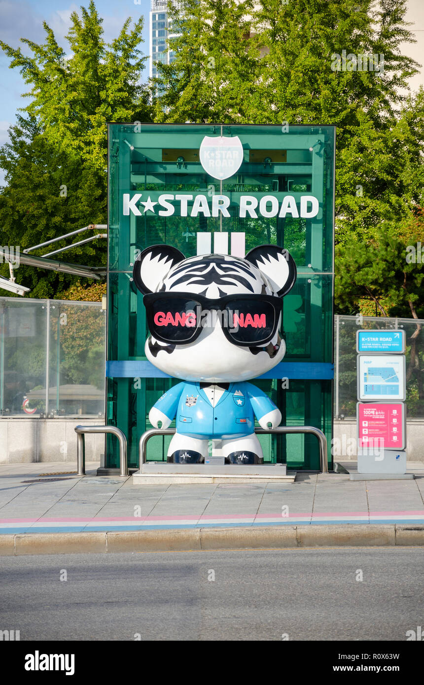 L'inizio dell'K*Star road Progetto Arte, a 1 km di tratto decorate con GangnamDols in Gangnam di Seoul, Corea del Sud. Foto Stock