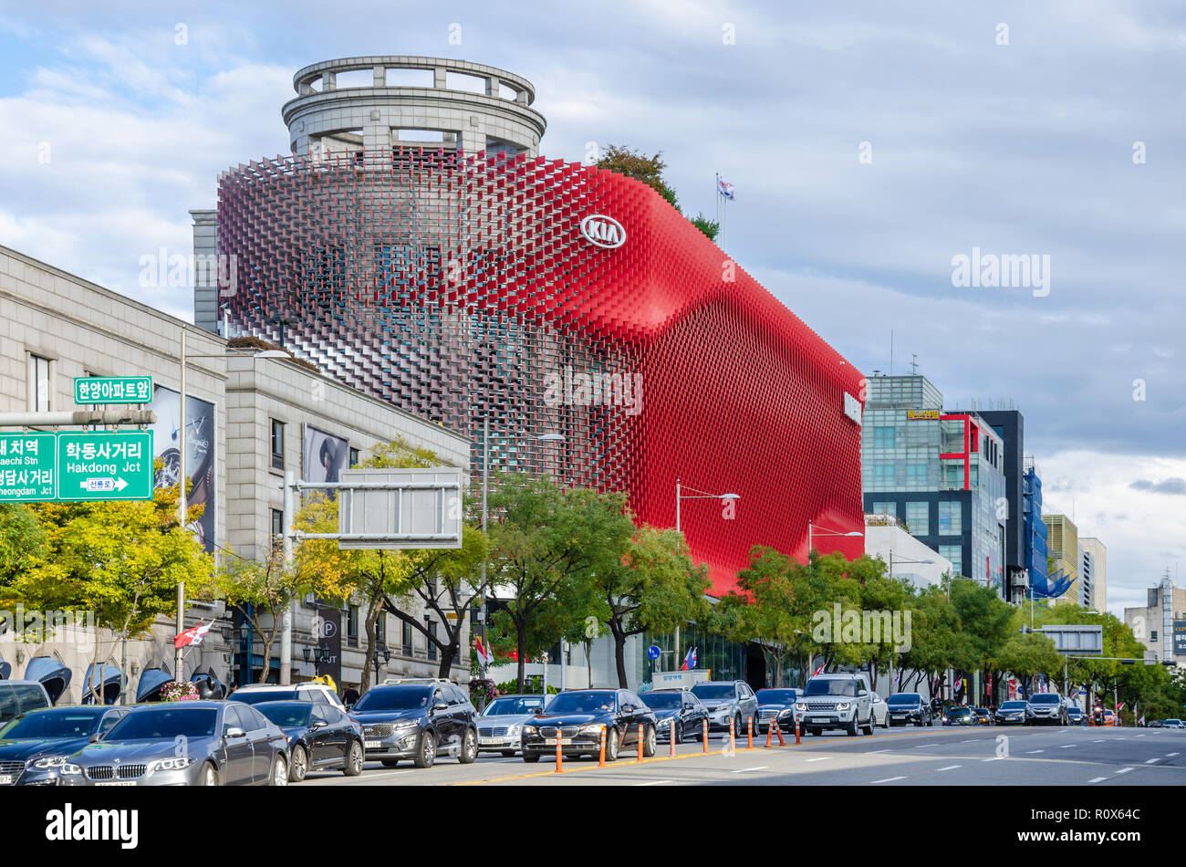 L'esterno dell'edificio Kia su Apguieong-ro in Seoul, Corea del Sud è coperta da una moderna facciata composta di lame.h Foto Stock