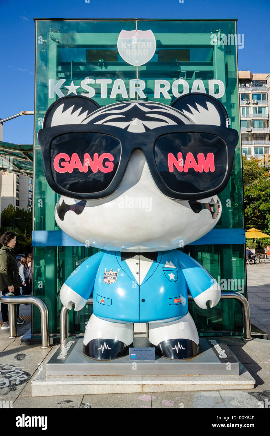 L'inizio dell'K*Star road Progetto Arte, a 1 km di tratto decorate con GangnamDols in Gangnam di Seoul, Corea del Sud. Foto Stock