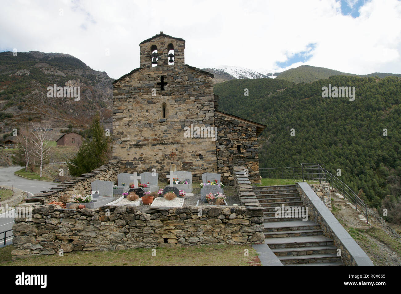 La chiesa romanica di Sant Serni de Nagol, costruito nel 1050, e il cimitero. Comunità di Sant Julia de Loria, Andorra. 11th. secolo. Foto Stock