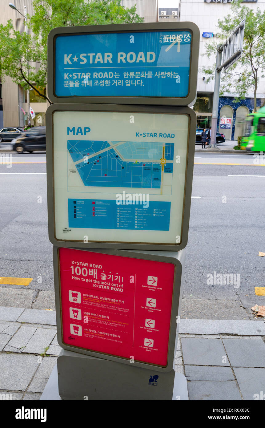 Un segno su K*Star Road con un mpa dell'area locale e informazioni circa la posizione di GangnamDols Foto Stock