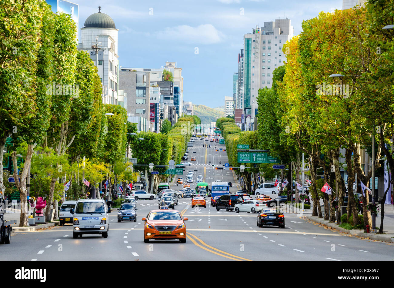 Occupato la scena del traffico su una strada, Apguieong-ro, attraverso Cheongdam-dong, Gangnam di Seoul, Corea del Sud. Foto Stock