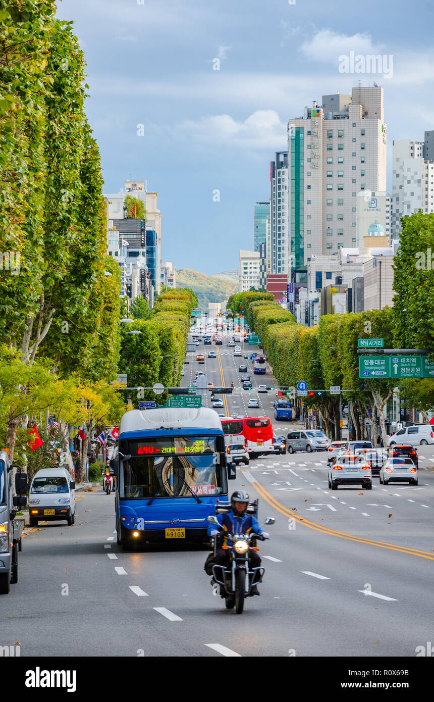 Occupato la scena del traffico su una strada, Apguieong-ro, attraverso Cheongdam-dong, Gangnam di Seoul, Corea del Sud. Foto Stock