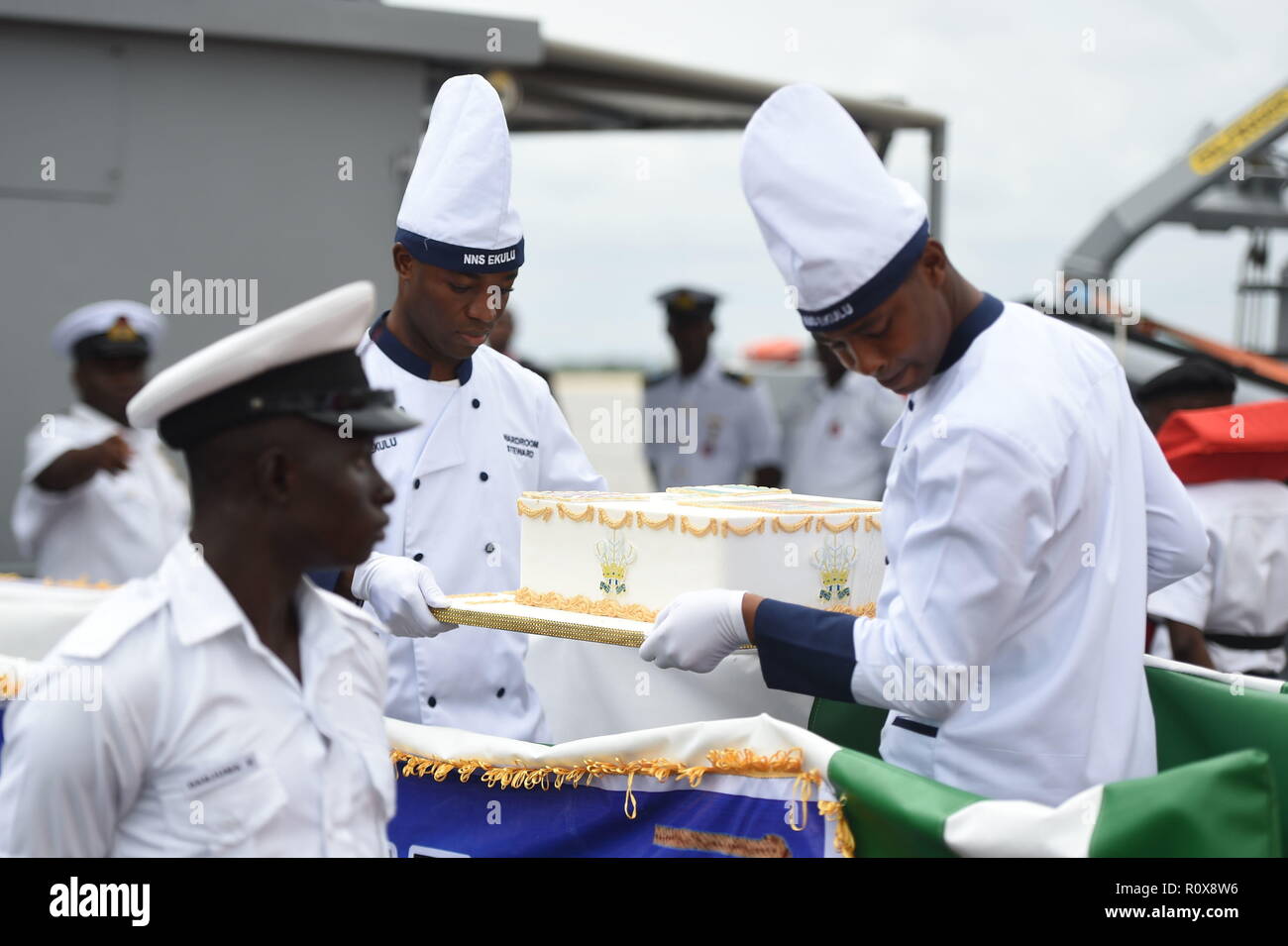 La marina militare nigeriano preparare una torta di compleanno per il Principe di Galles, durante la sua visita a Lagos Naval cuccette in Nigeria il giorno otto del loro viaggio in Africa occidentale. Foto Stock