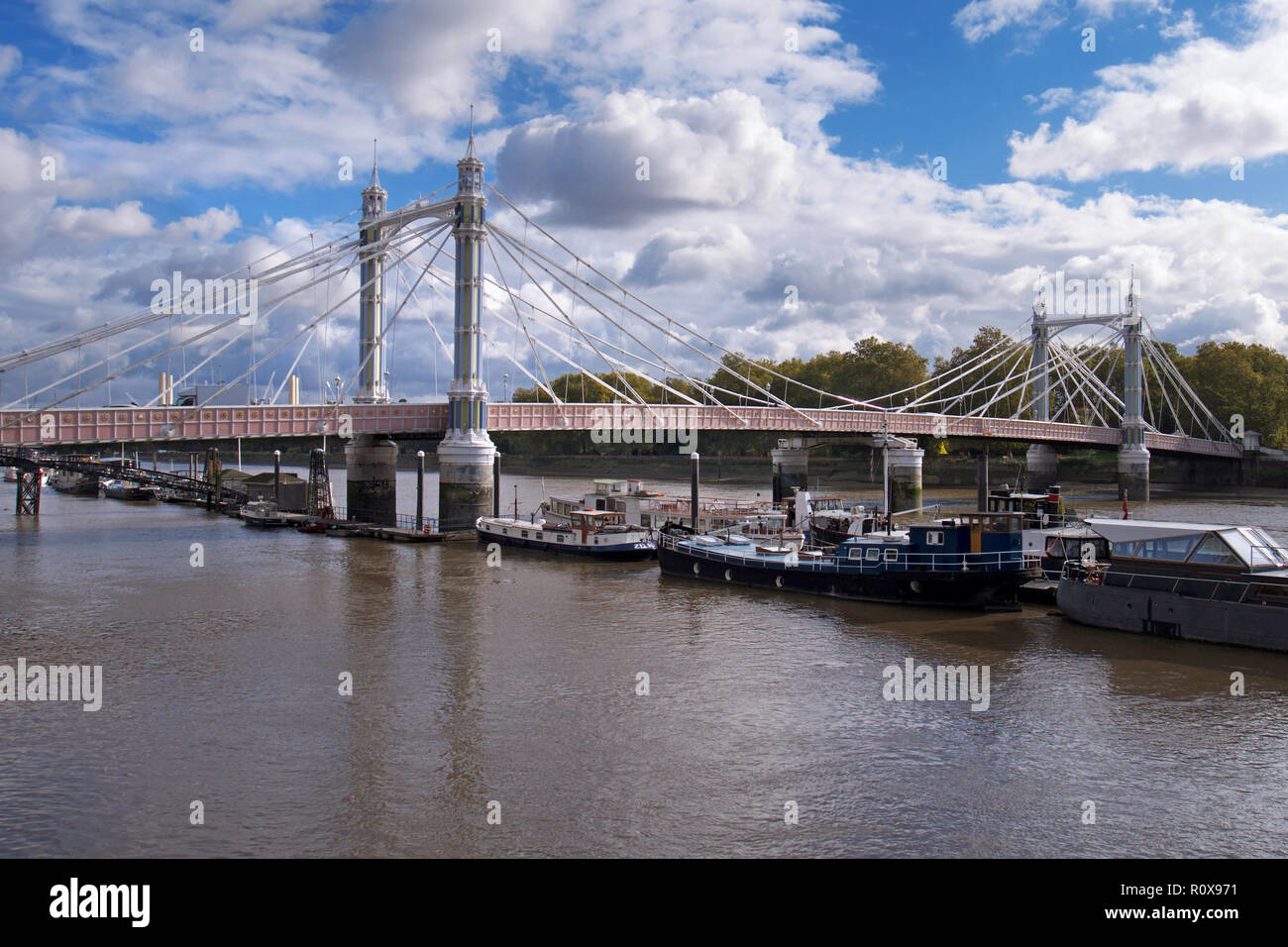 Albert ponte che attraversa il fiume Tamigi, Londra Foto Stock