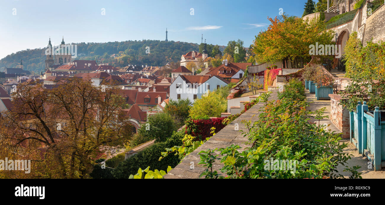 Praga - il panorama dal Giardino Ledeburska sotto il castello di Mala Strana, la chiesa di San Nicola e Petrin. Foto Stock