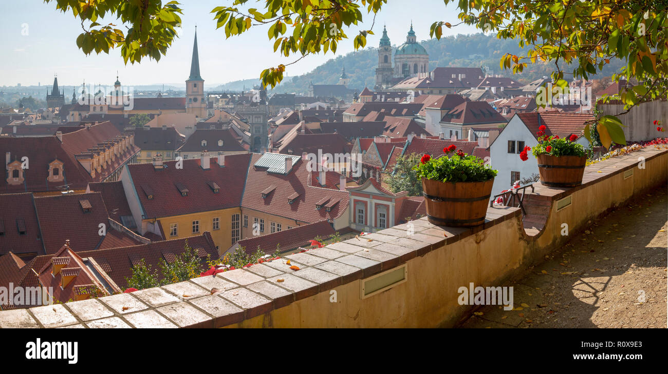 Praga - La outlook dal giardini sotto il castello di Mala Strana, San Nicola e San Tommaso chiesa. Foto Stock