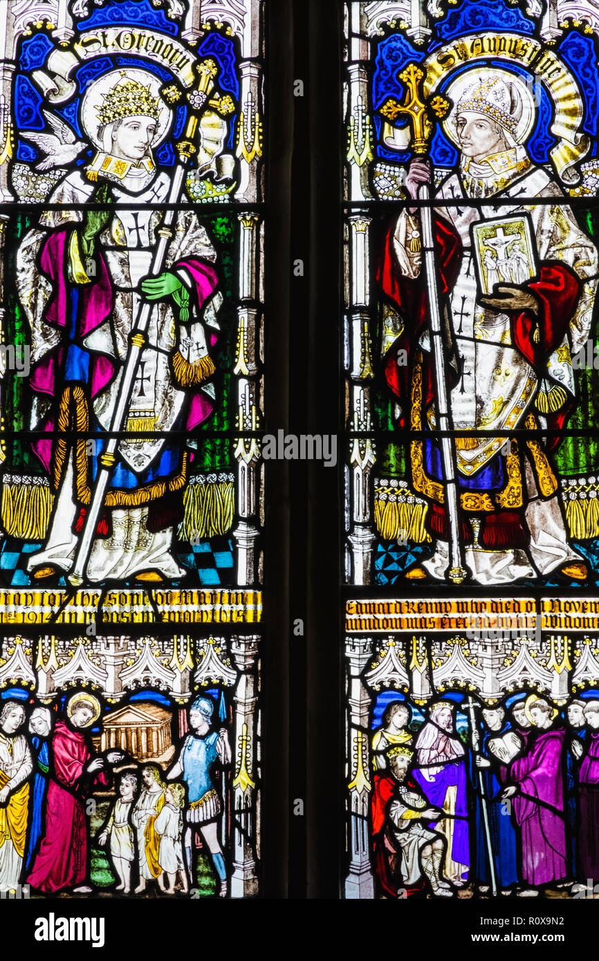 Inghilterra, Kent, Canterbury, la Chiesa cattolica di San Tommaso di Canterbury, Vetrata raffigurante Sant'Agostino e di San Gregorio Foto Stock