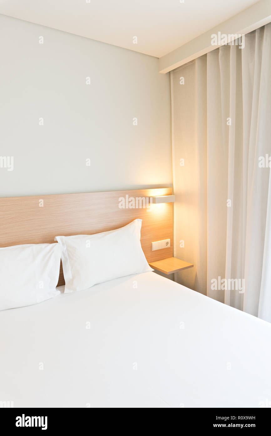 Camera in hotel. Pulire e stile minimalista. Concetto di sonno. Spazio di copia Foto Stock
