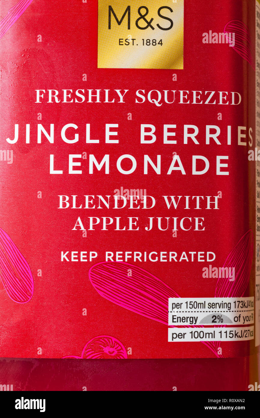 Dettagli sulla bottiglia di M&S spremuta di Jingle bacche limonata mescolato con il succo di mela Foto Stock