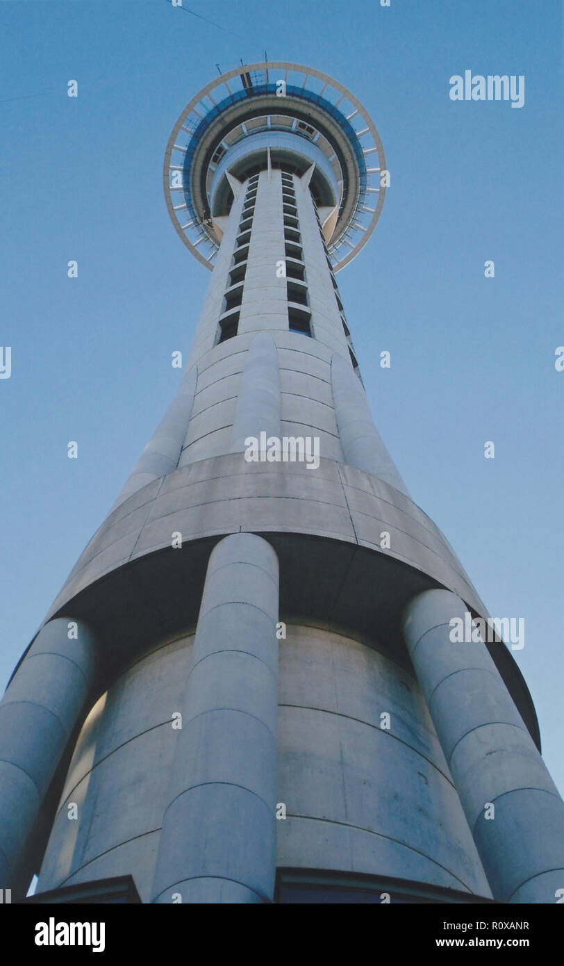 La Sky Tower di Auckland in Nuova Zelanda completato nel 1997 è il più alto di struttura autoportante nell emisfero del sud in piedi 328 metri o 1076 metri di altezza. Attualmente è di proprietà di SkyCity Entertainment Group Foto Stock