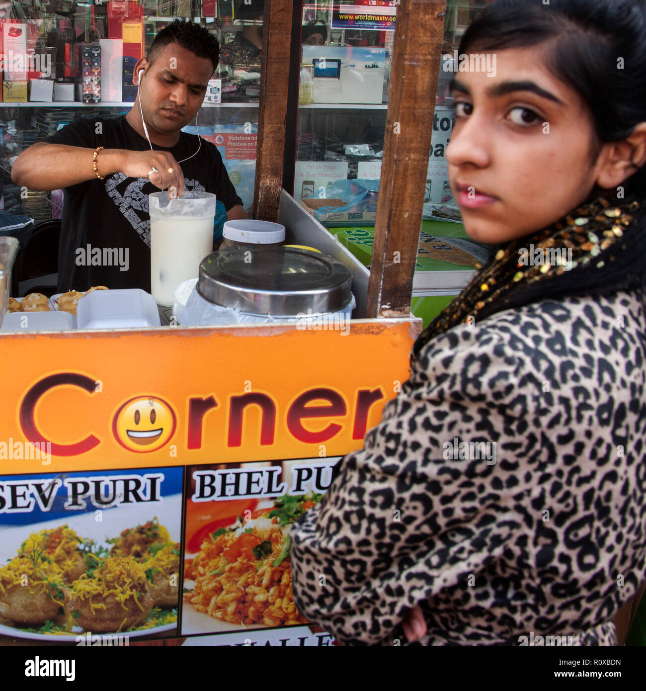 Angolo Chatka ,street vender, rendendo scuote e vendere piatti indiani,Southall Broadway,Londra, Foto Stock