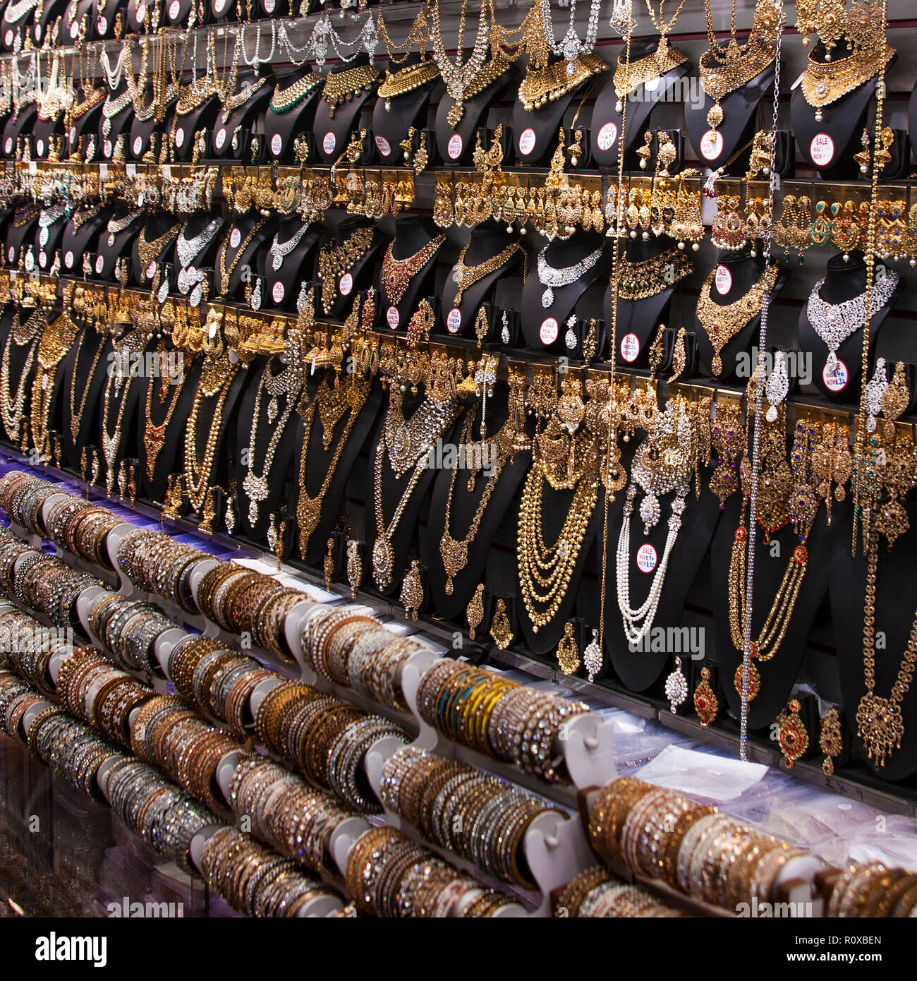 Gioielli in oro e in argento display nel negozio sulla Southall Broadway  little india Londra adornment,  bracciali,asian,BRACCIALI,l'ottone,Spille,ganci,collari Foto stock - Alamy