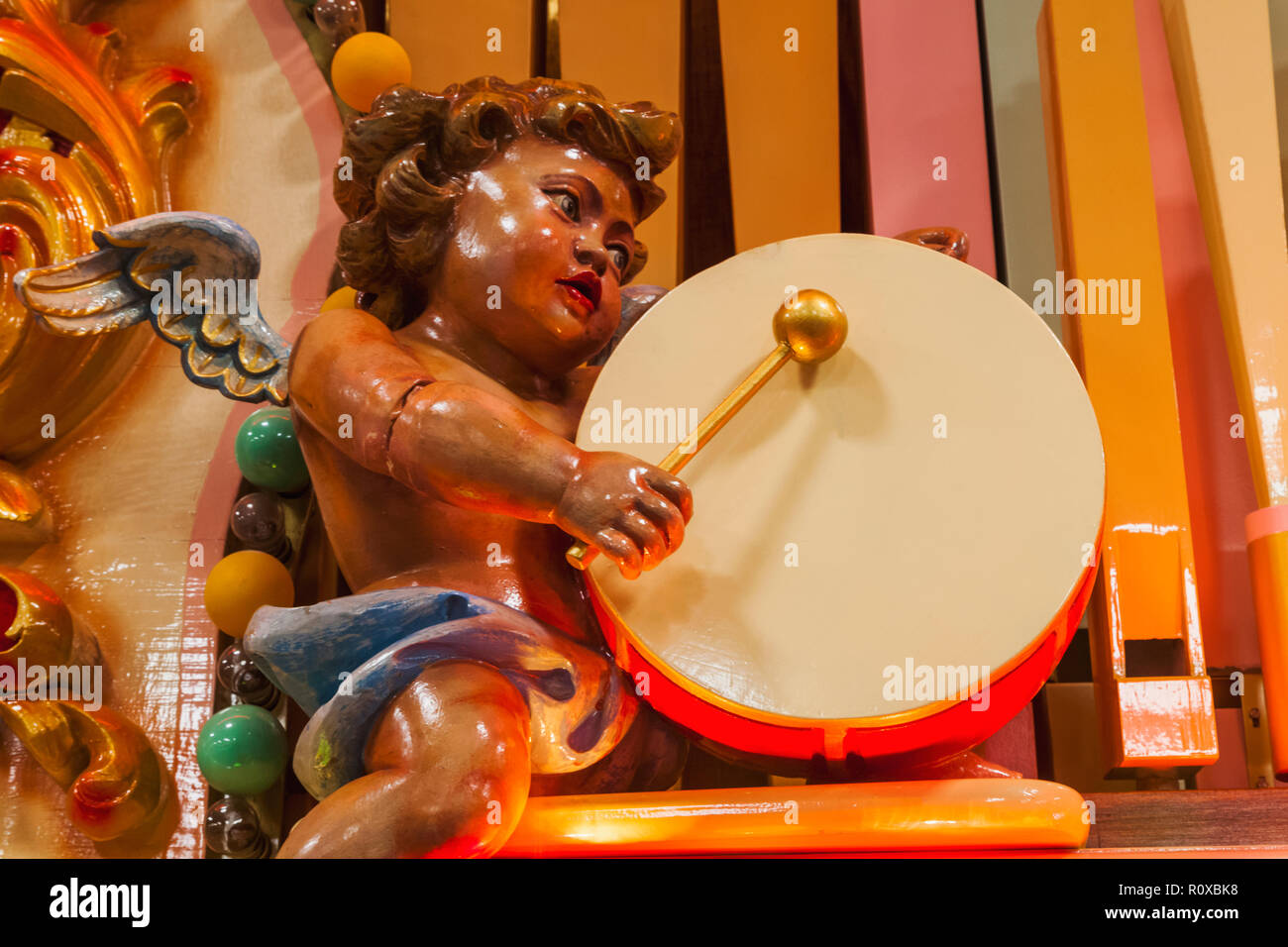 Inghilterra, nello Yorkshire, Scarborough, Scarborough Fair Collezione, storico concerto organo,Cherubino figura suonare il tamburo Foto Stock