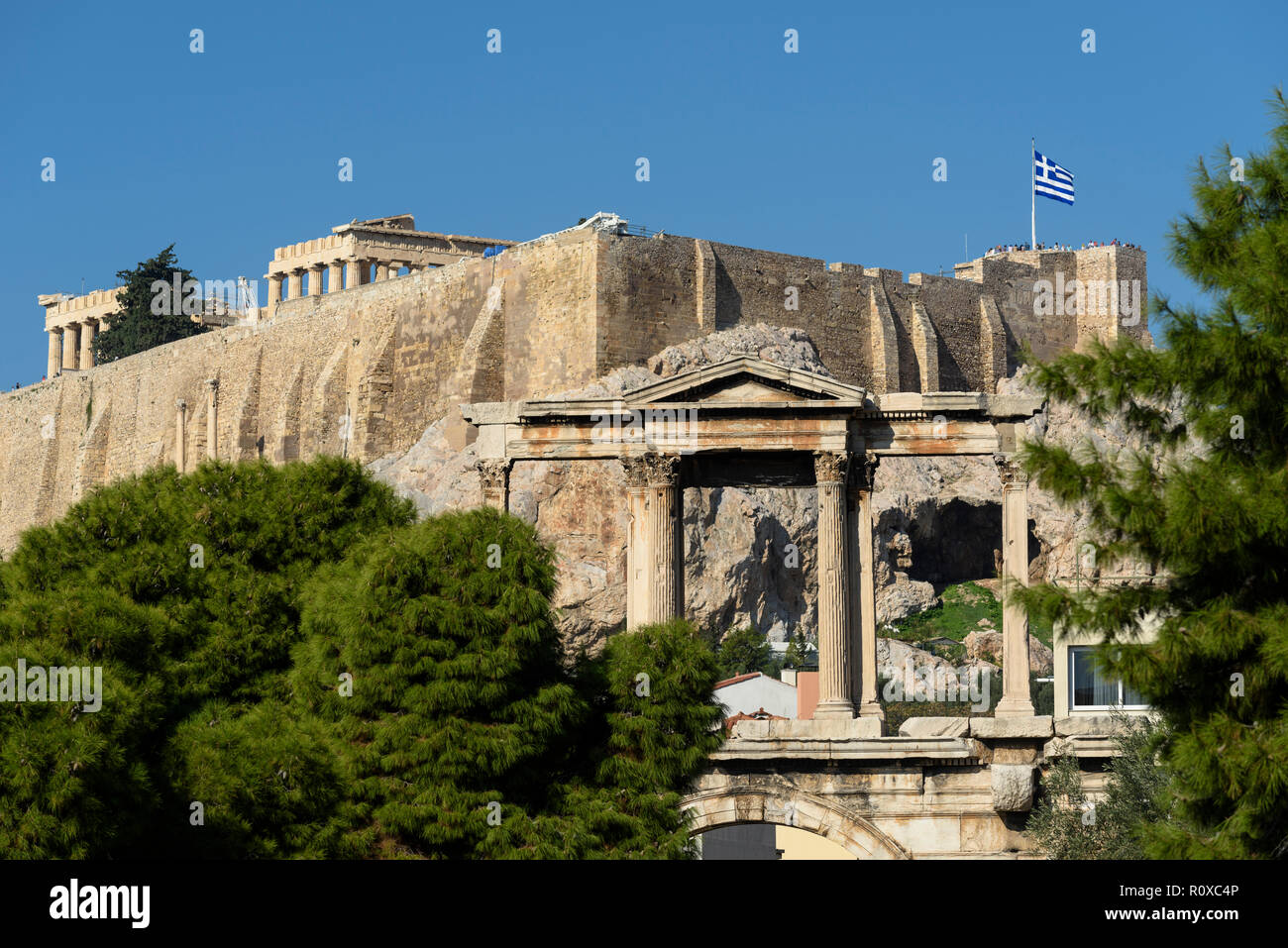 Atene. La Grecia. Arco romano di Adriano aka la Porta di Adriano, con il Partenone e Acropoli in background. (Frontone di livello superiore). Foto Stock