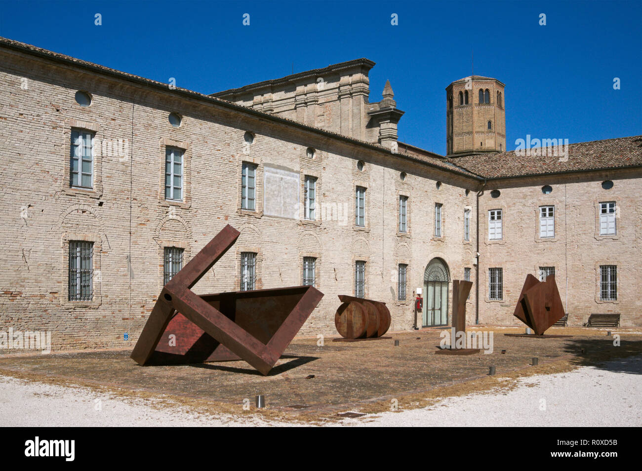 Opere d'arte nel cortile dell'ex Abbazia di Valserena abbey (la Certosa di Parma) ora Museo , Paradigna, Parma, Italia Foto Stock