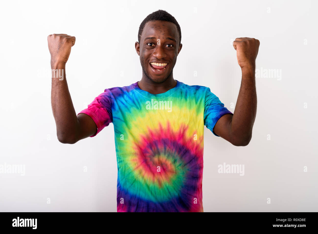 Studio shot di giovani neri africani contro uomo sorridente con le braccia Foto Stock