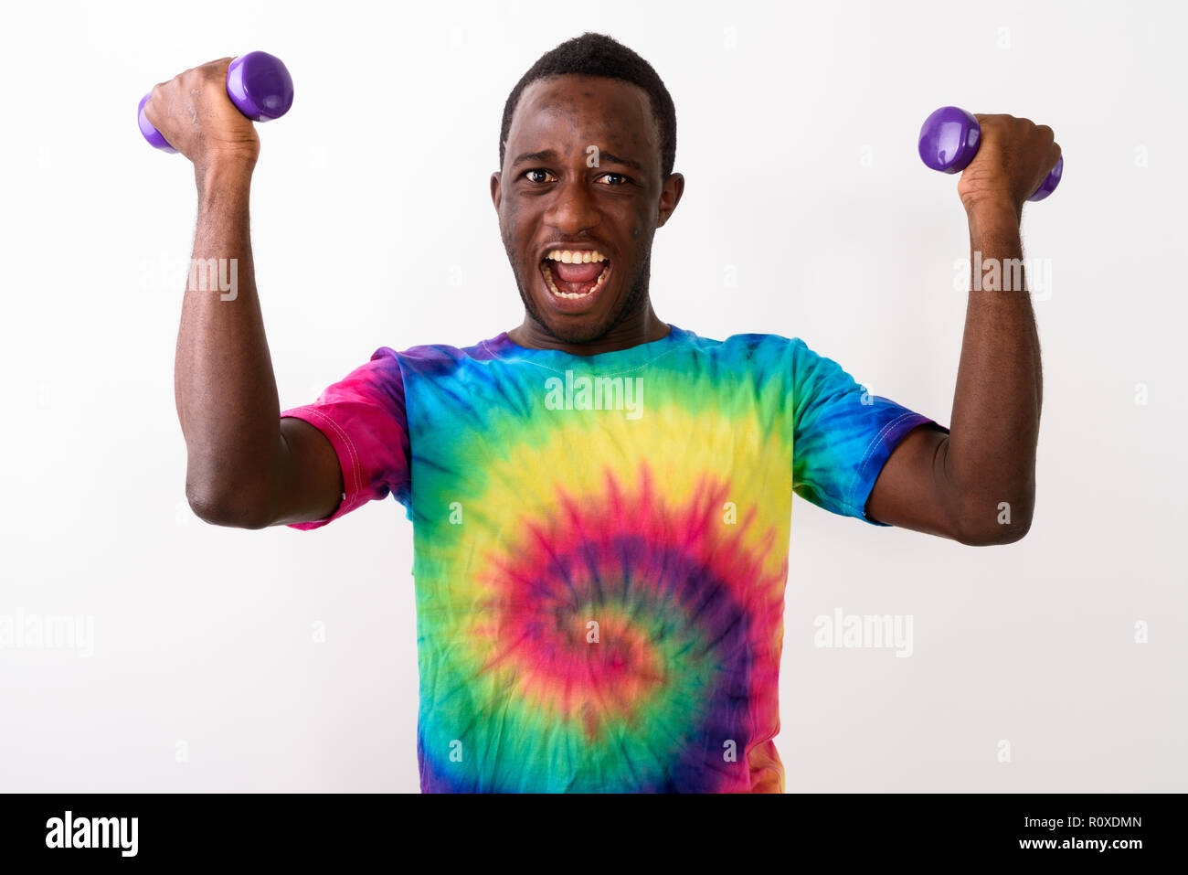 Studio shot di giovani neri africani sensazione uomo potente mentre ho Foto Stock