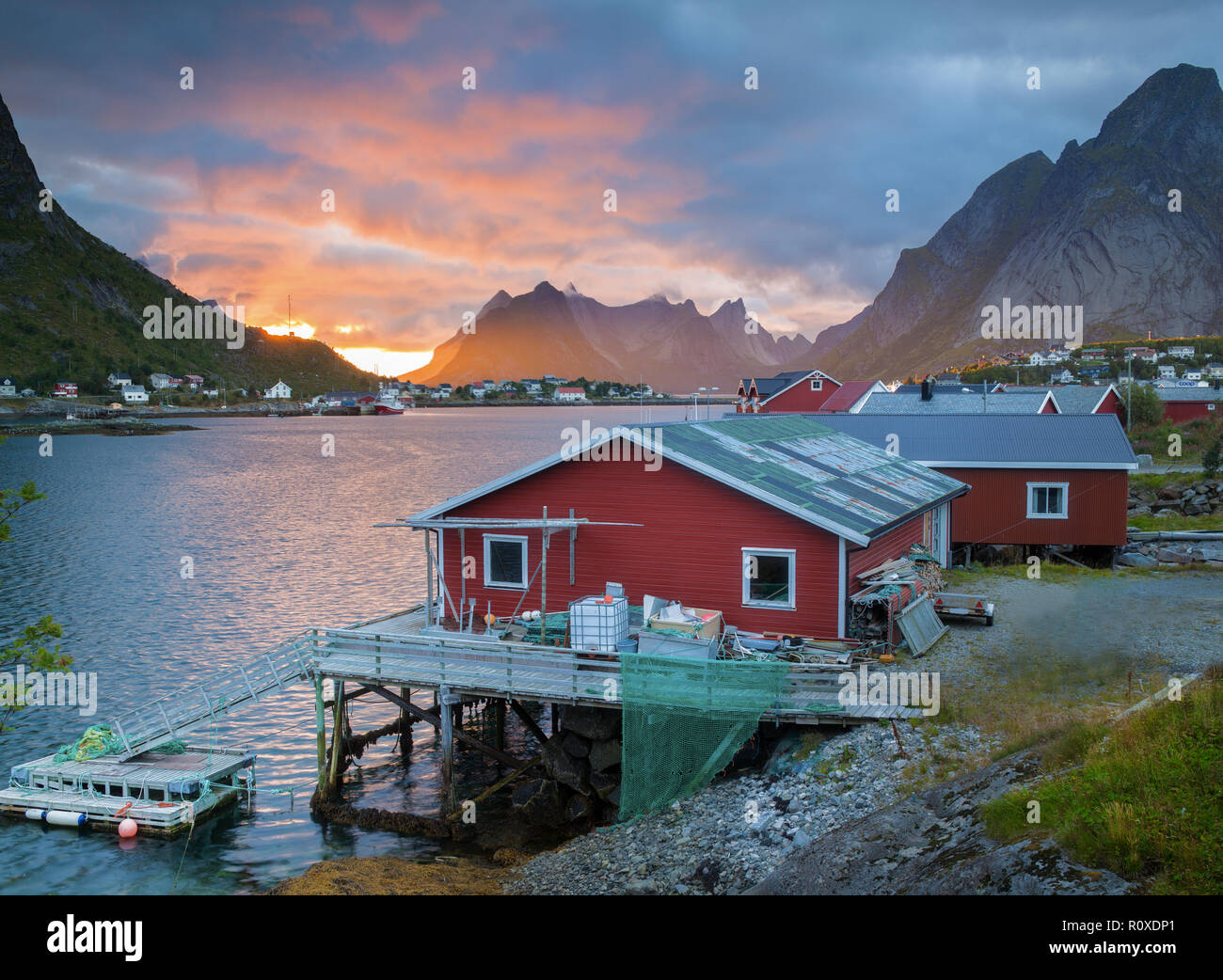 Rorbuers sono rosse tradizionali case di pesca in Lofoten Foto Stock