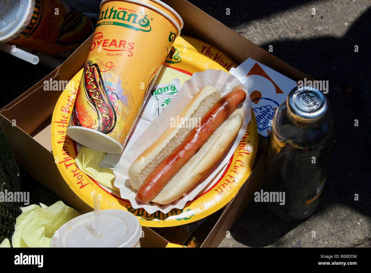 Adiscarded fast food nathans hot dogs Coney island brooklyn new york STATI UNITI D'AMERICA Foto Stock