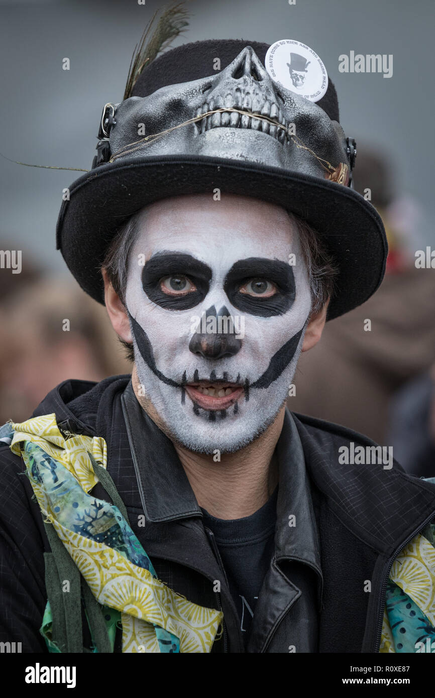 Glastonbury, Regno Unito. 3 novembre 2018. Glastonbury dei draghi selvaggi Samhain Festival di suoneria. Credito: Guy Corbishley/Alamy Live News Foto Stock