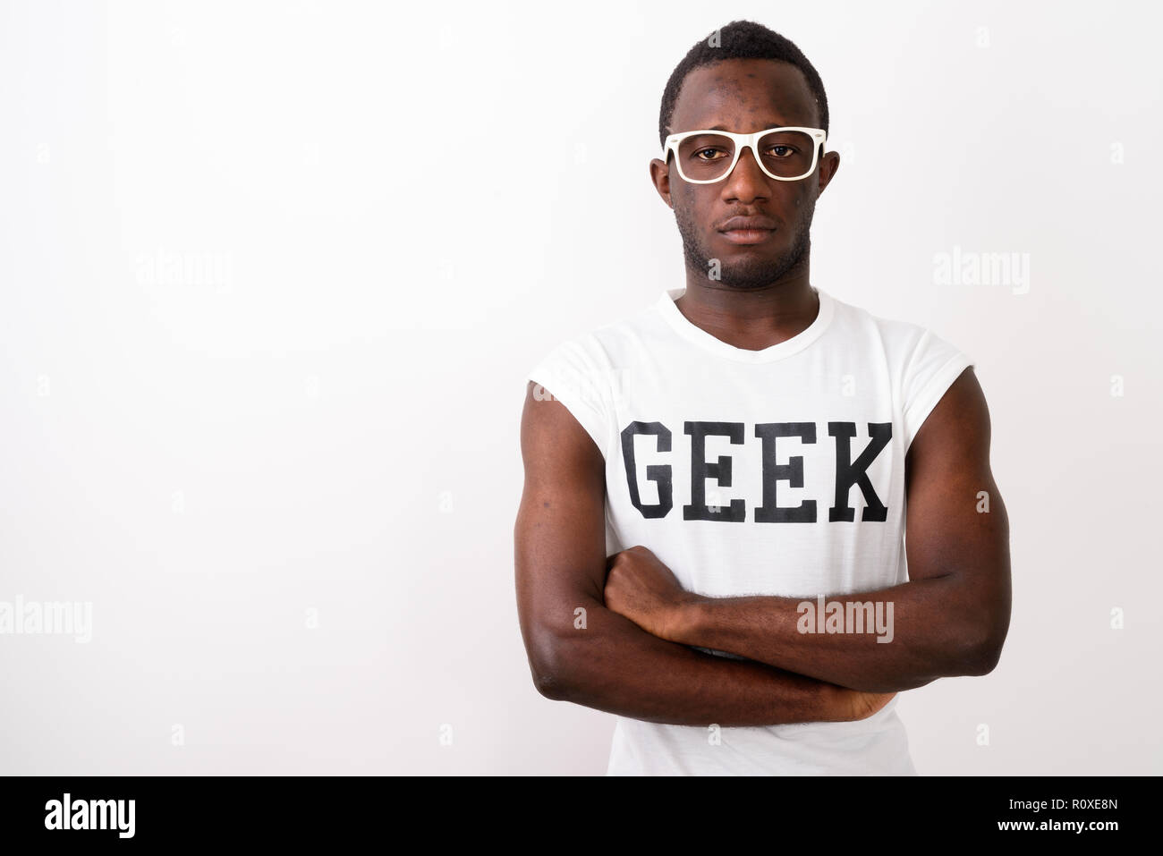 Ritratto di giovane africano nero nerd uomo indossa maglietta Geek Foto Stock