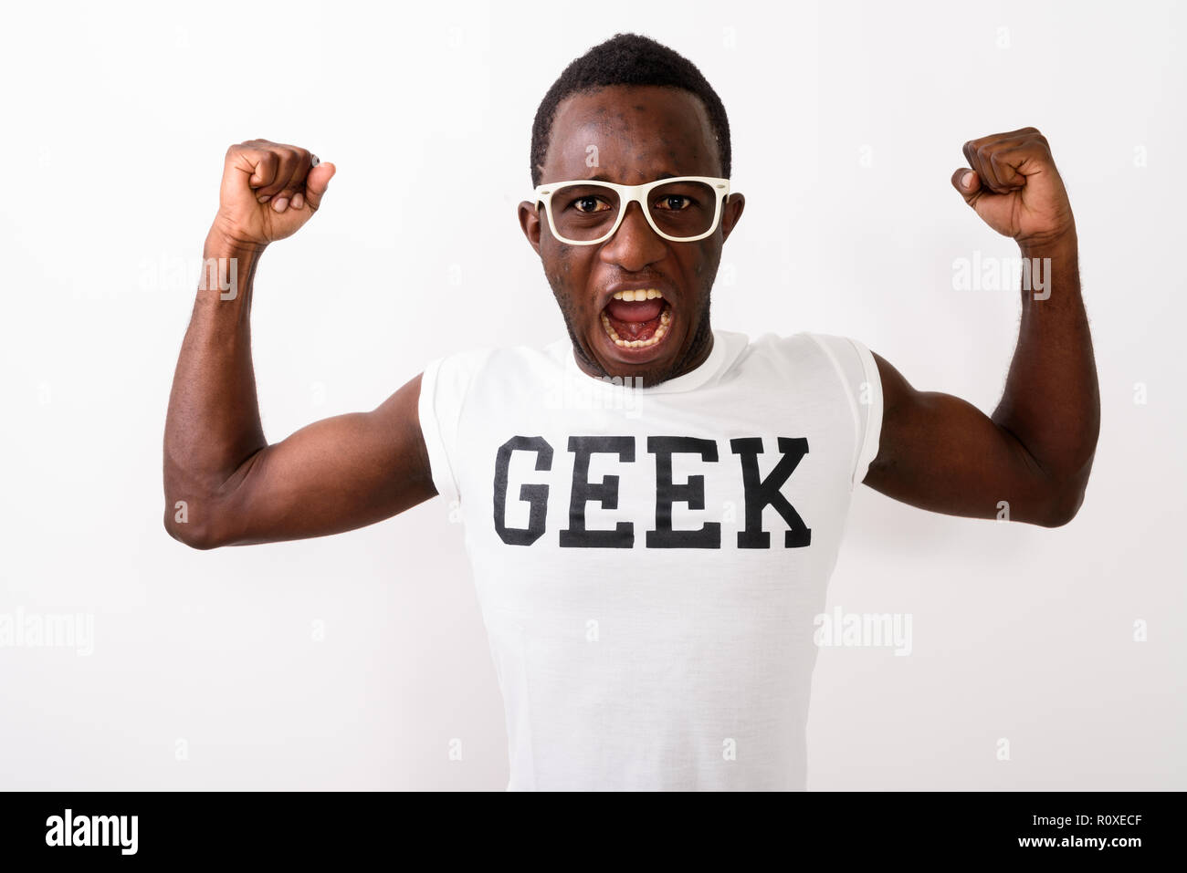 Studio shot del giovane africano nero nerd uomo che indossa Geek shirt w Foto Stock