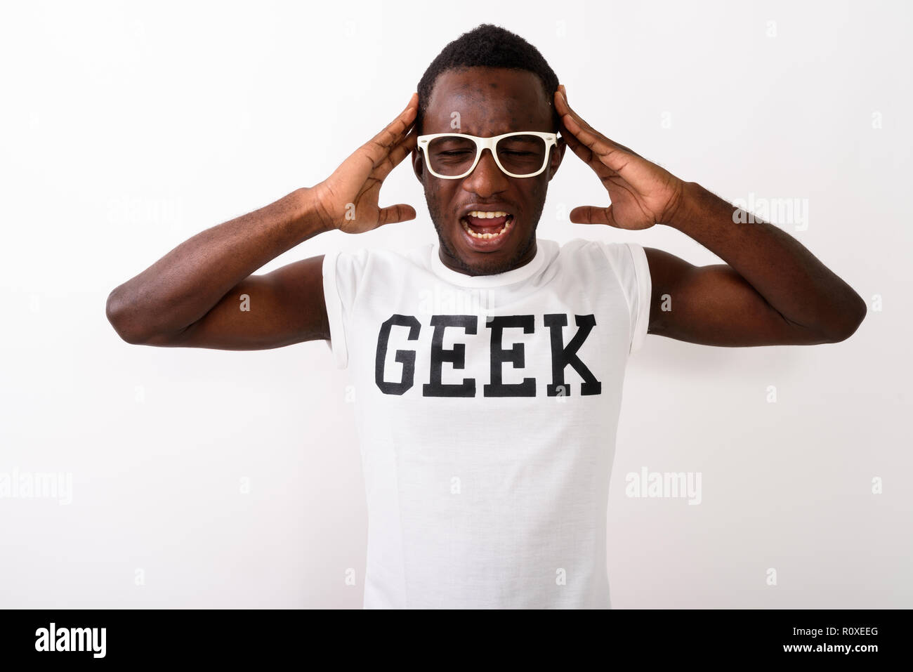 Studio shot del giovane africano nero nerd uomo che indossa Geek shirt w Foto Stock