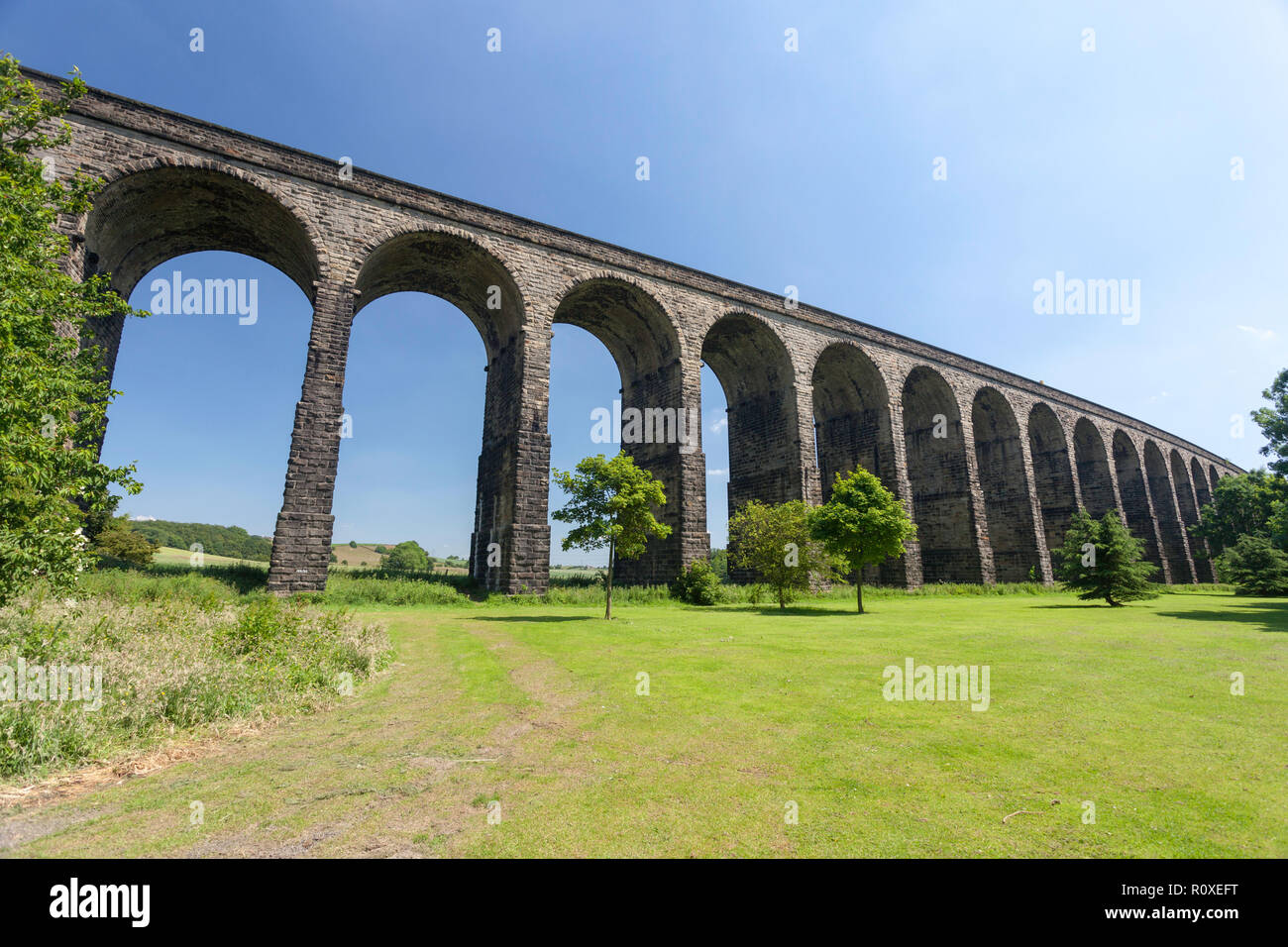 Vista la impressionante 29 arch viadotto ferroviario a Penistone nel South Yorkshire, preso dall'acqua prati Park Foto Stock