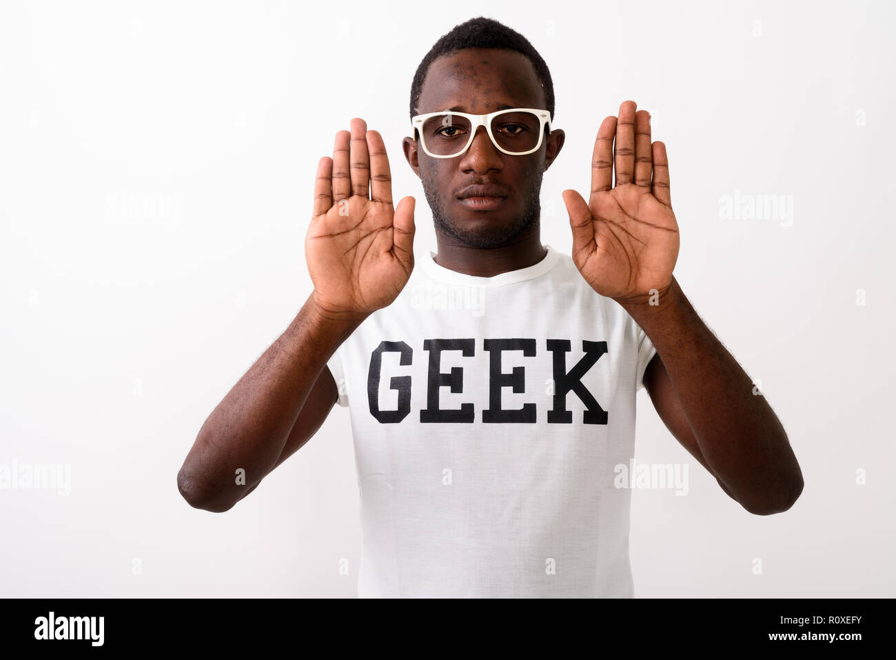 Studio shot del giovane africano nero nerd uomo geek che indossa una camicia Foto Stock