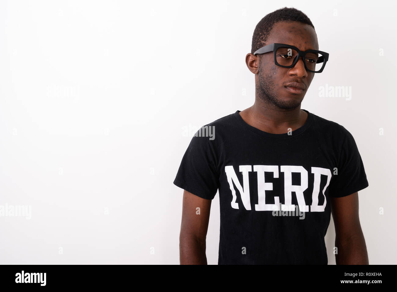 Studio shot di giovani neri africani uomo geek indossando Nerd shirt w Foto Stock