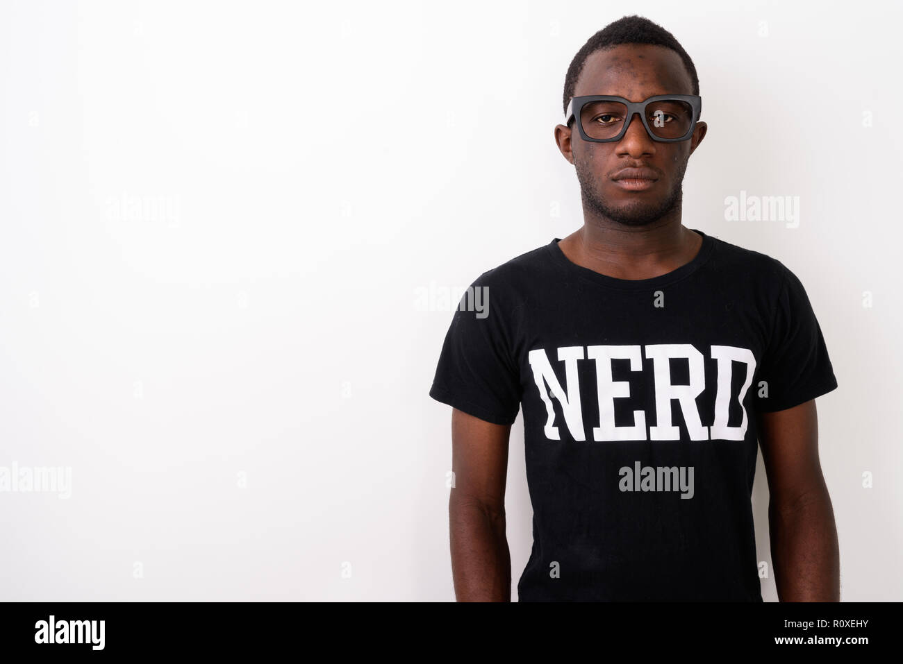 Studio shot di giovani neri africani uomo geek Nerd che indossa una camicia Foto Stock