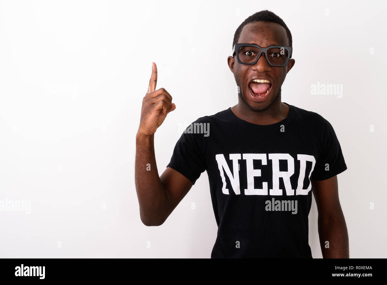 Studio shot di giovani felici dell'Africano nero uomo geek con grande ide Foto Stock