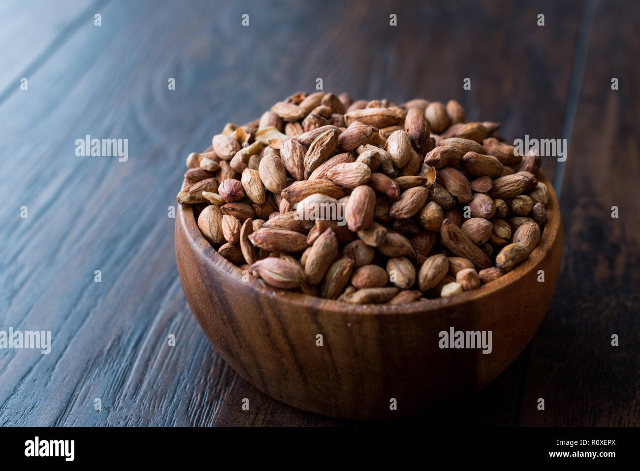 Organici di Pistacchi di Bronte senza guscio nel recipiente di legno. Alimenti biologici. Foto Stock