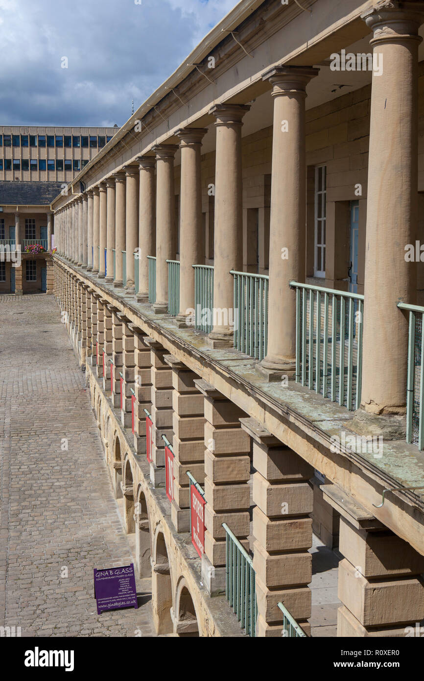 Colonnato del pezzo Hall, una storica unica di sopravvivenza un panno hall si trova a Halifax, West Yorkshire Foto Stock