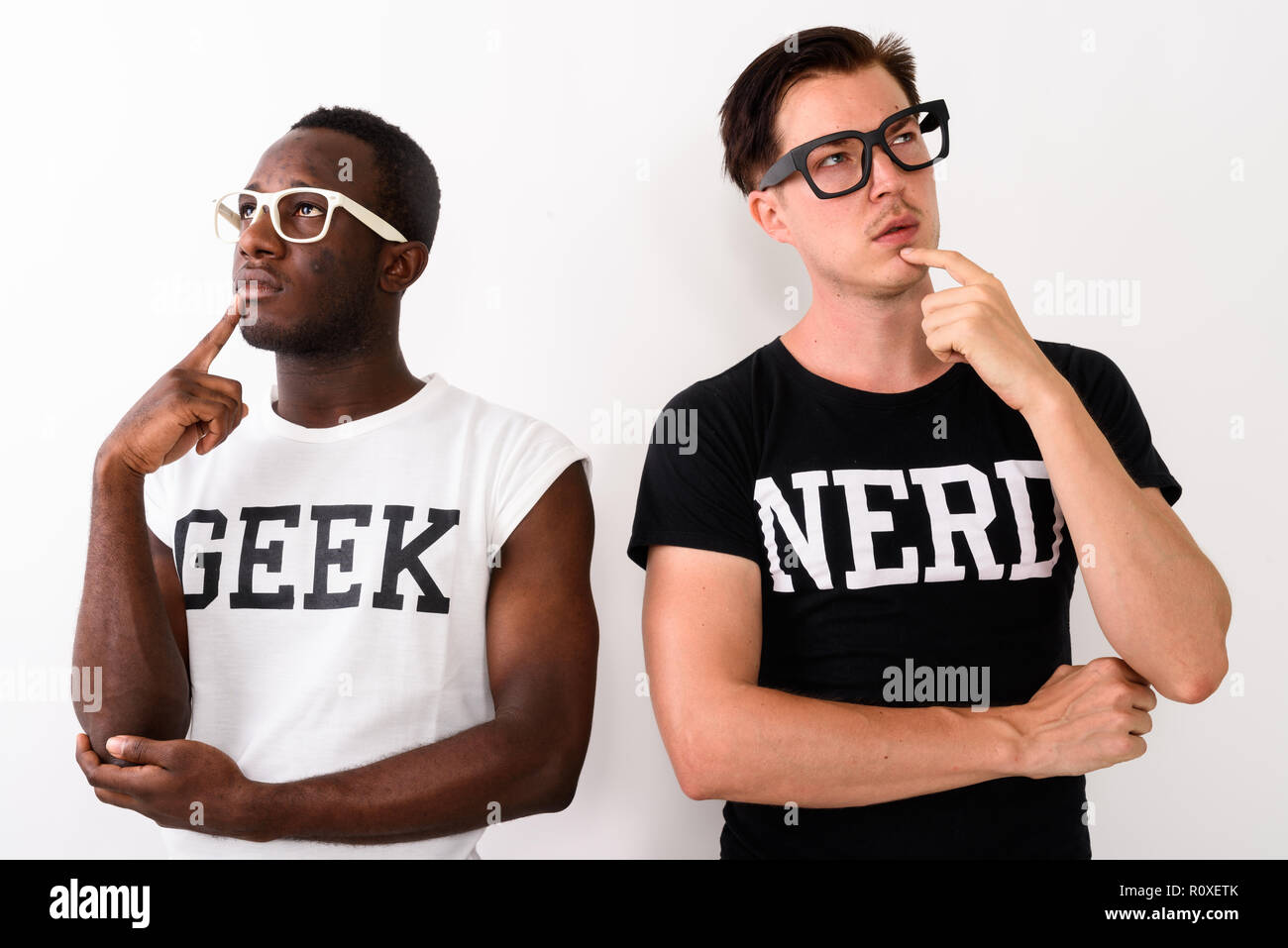 Studio shot di giovani riflessivo Africano nero Geek uomo con Euro Foto Stock