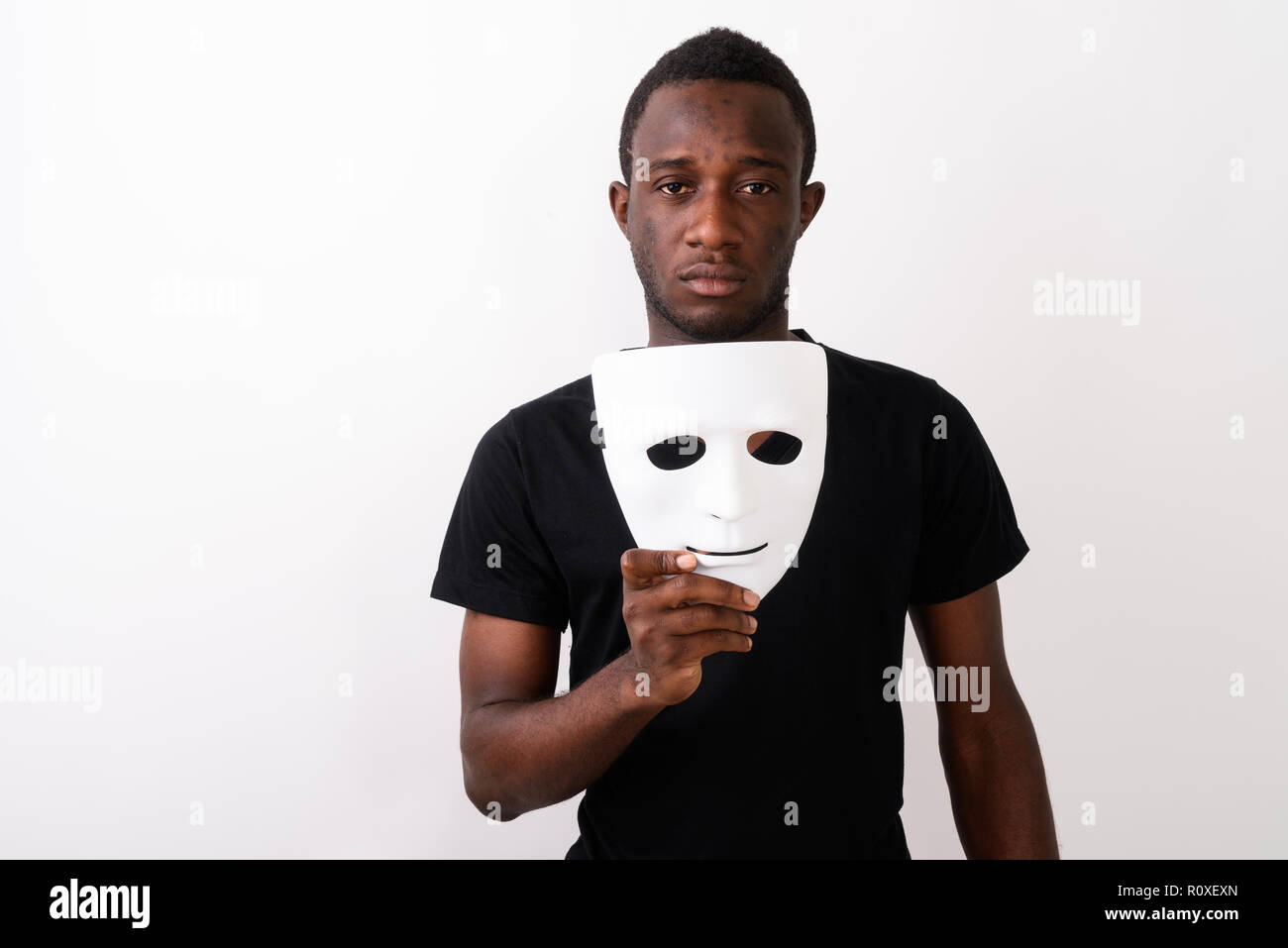 Studio shot del giovane africano nero uomo con maschera Foto Stock