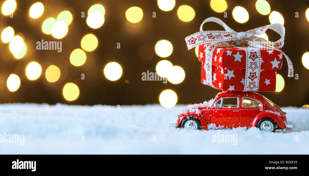 Retro rosso auto giocattolo di erogazione di Natale o Capodanno doni Foto Stock