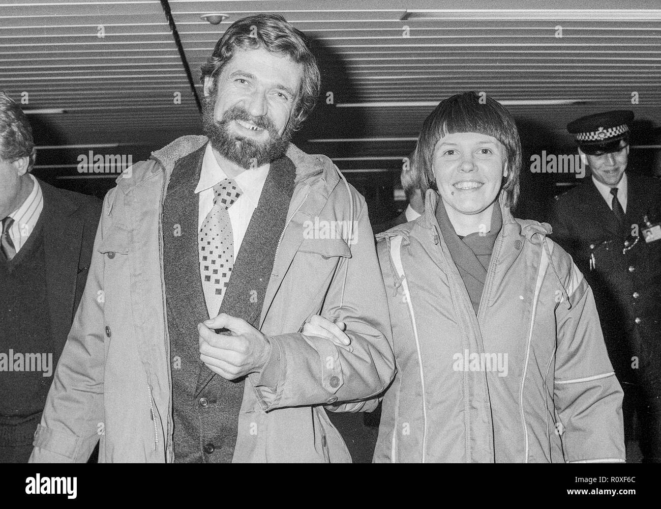 Ex russo dissidente sovietica Irina Ratushinskaya arrivando all'Aeroporto Heathrow di Londra nel maggio 1986. Foto Stock