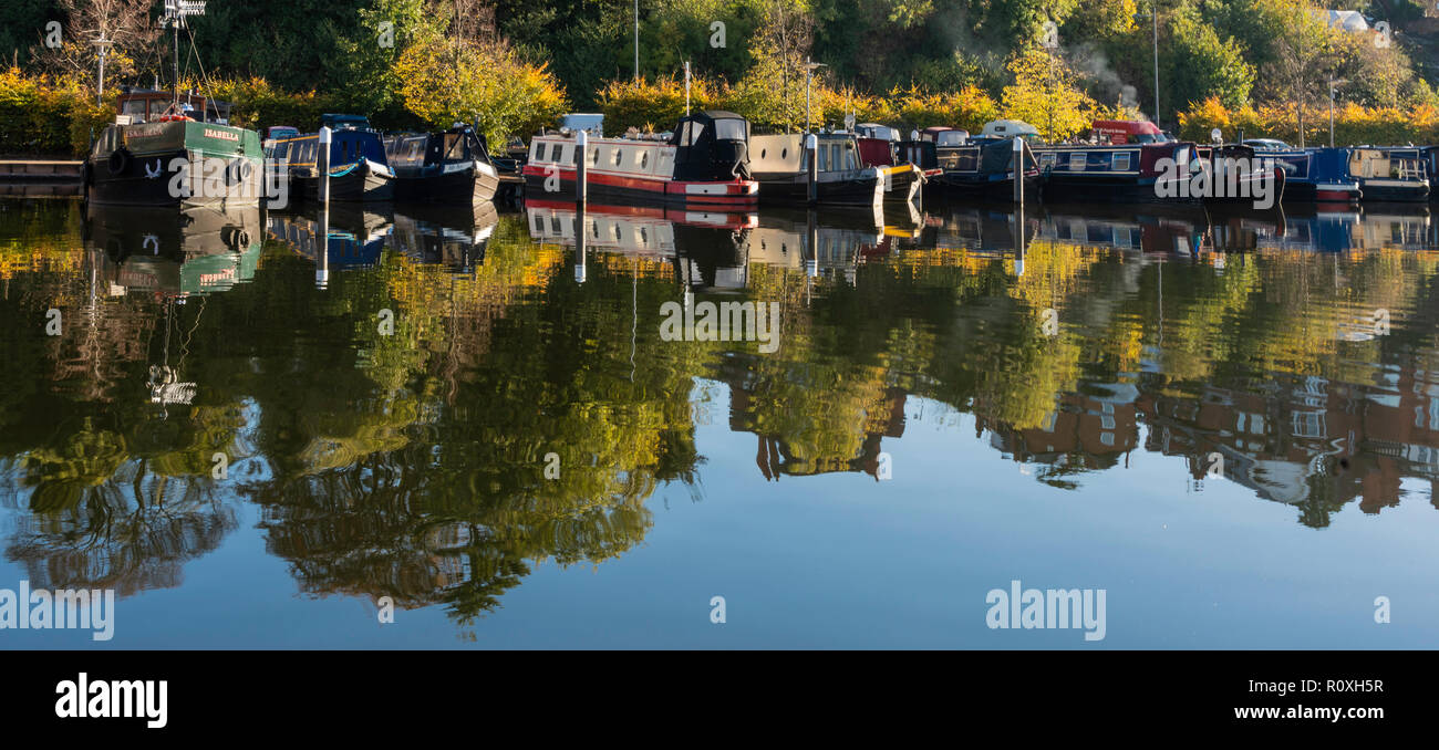 Le riflessioni di chiatte e lato canale edifici nell'acqua a Diglis bacino, Worcester, Regno Unito Foto Stock