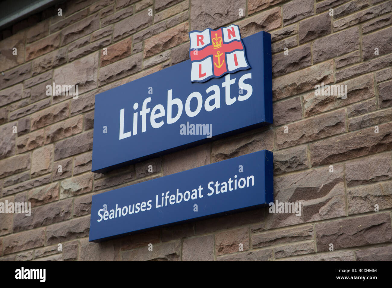 Seahouses RNLI scialuppa di salvataggio della stazione a segno la scialuppa di salvataggio Seahouses Centro, Northumberland Foto Stock