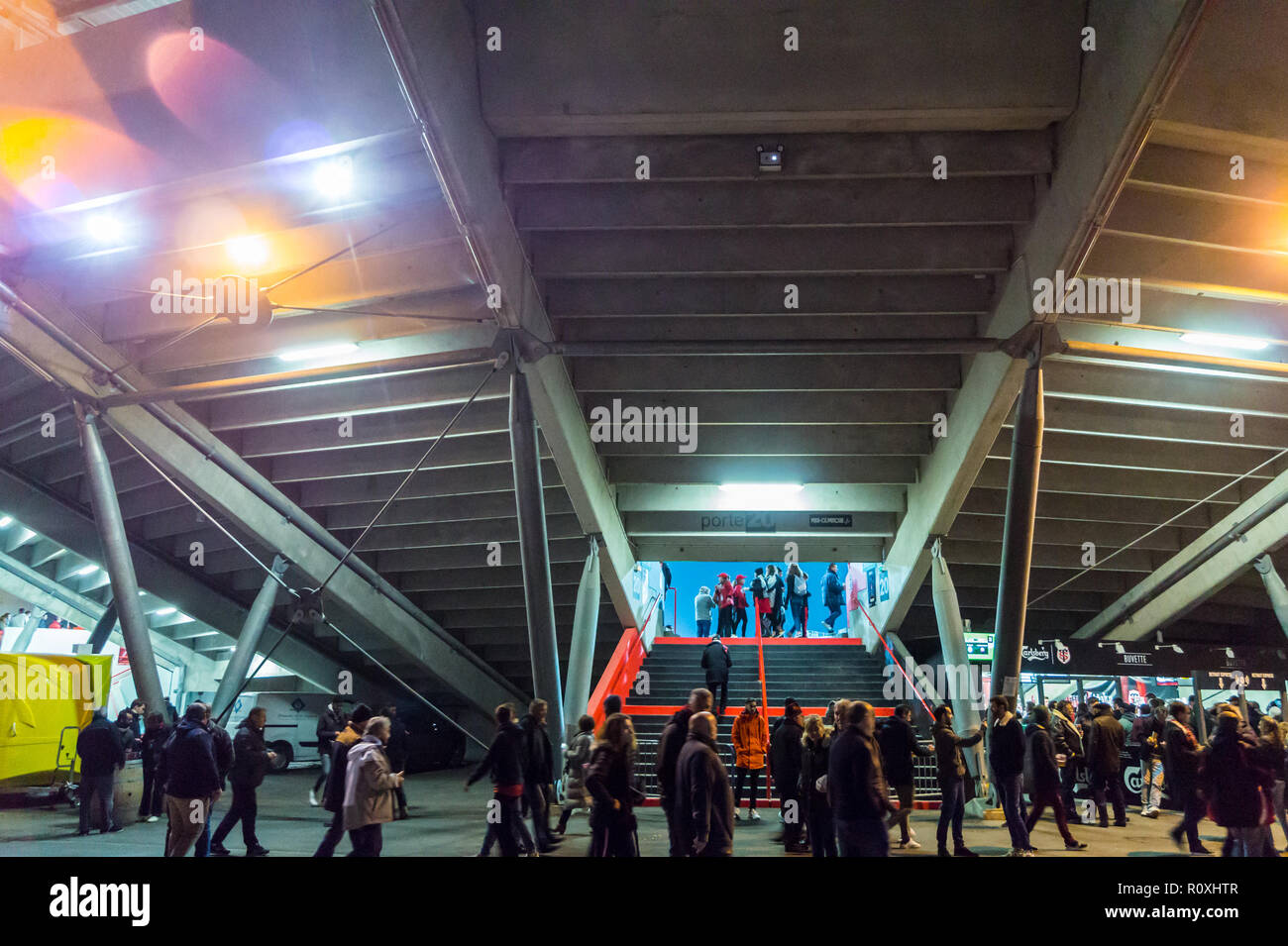 Gli spettatori in occasione di una partita di rugby, Ernest Wallon Stadium, casa di Stade Toulousain rugby, Toulouse, Haute-Garonne, Occitanie, Francia Foto Stock