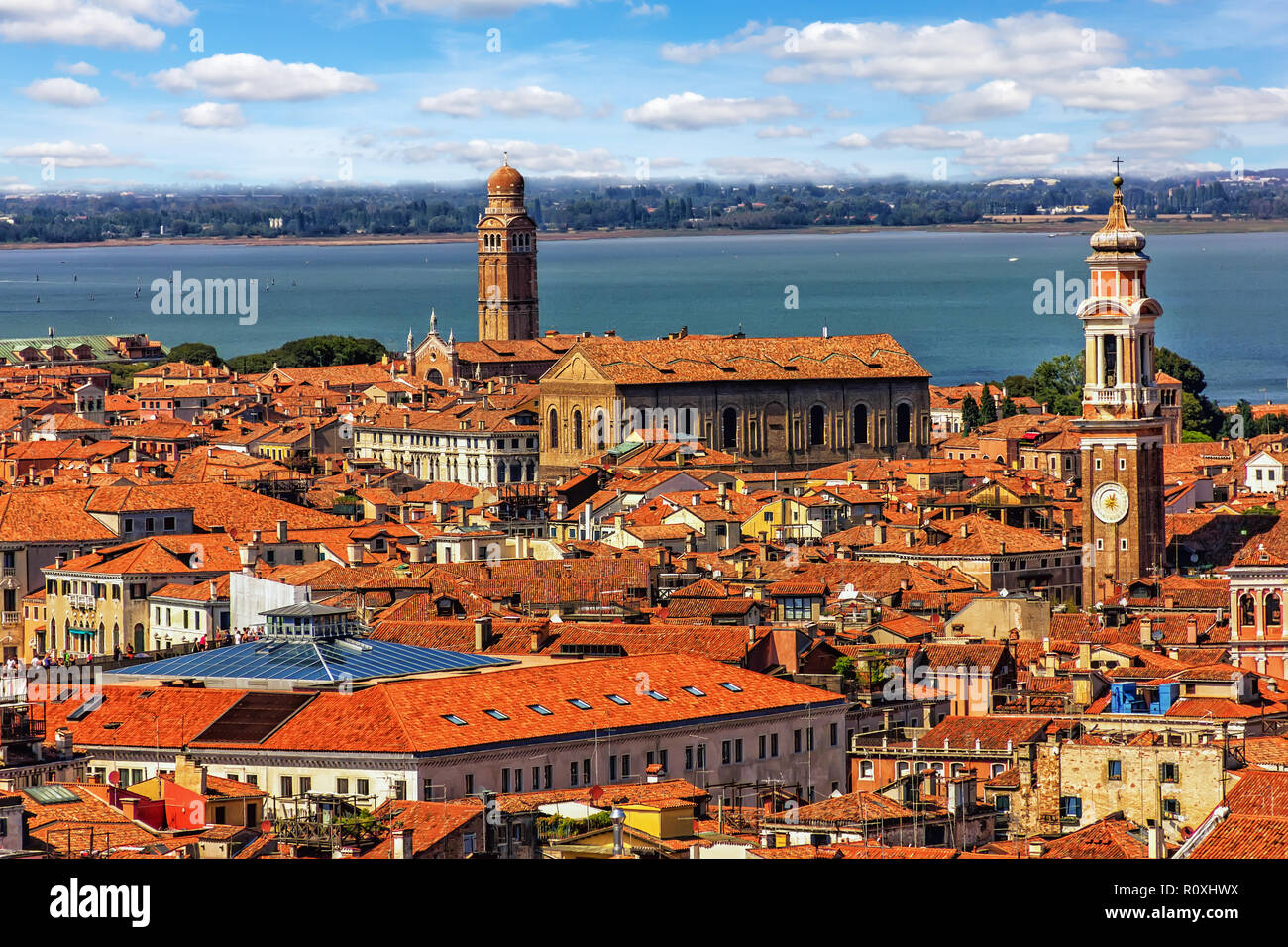 Il tetto e le torri di Venezia dalla parte superiore di San Marco il Campanile Foto Stock