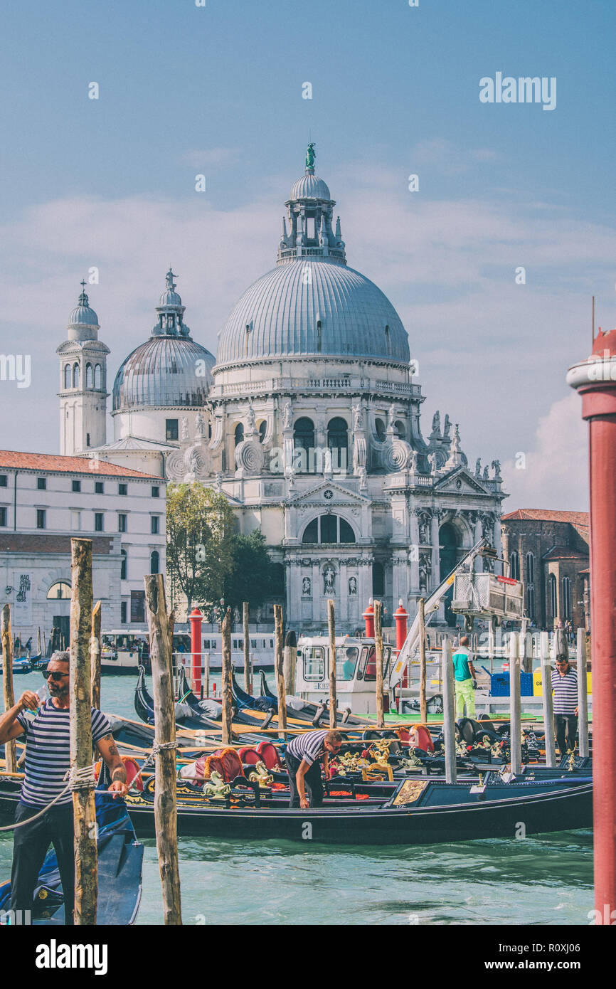 Gondole veneziane con la Basilica di Santa Maria della Salute sullo sfondo. Venezia, Italia Foto Stock