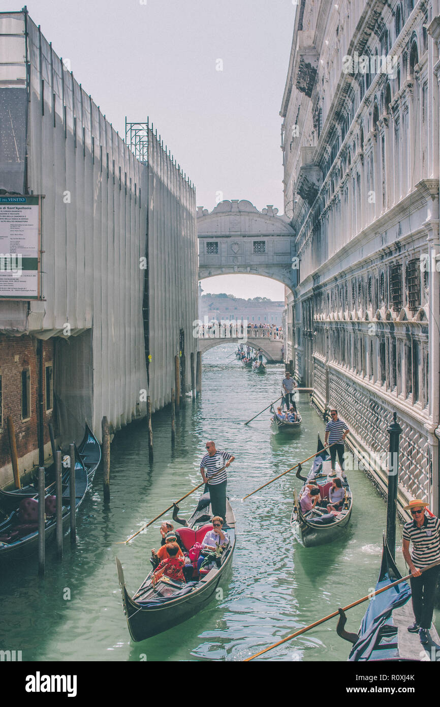 Gondole veneziane con turisti in un canale trafficato a Venezia, Italia Foto Stock