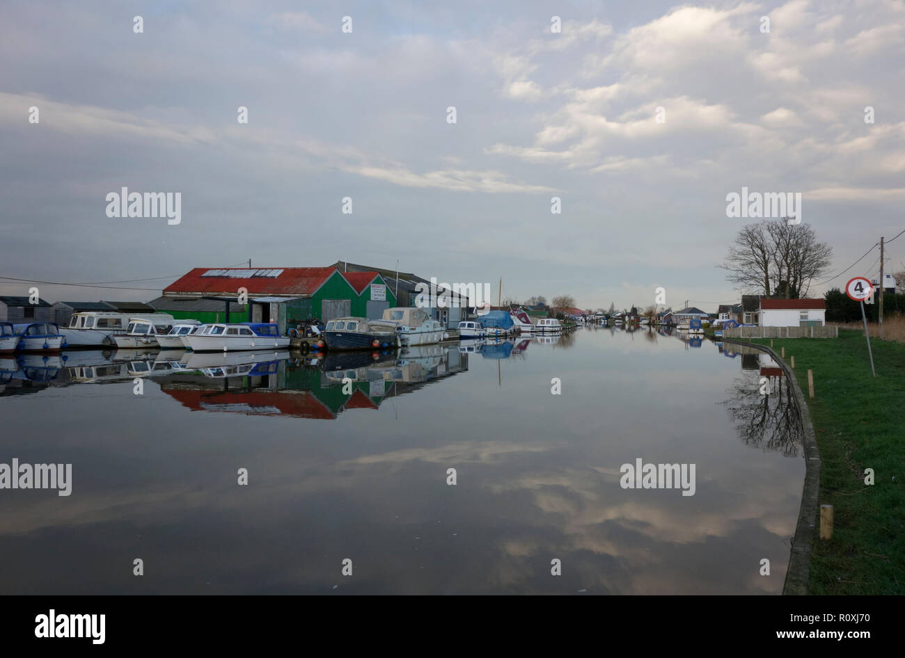 Boatsheds riflessa nel fiume Thurne a valle del Potter Heigham Foto Stock