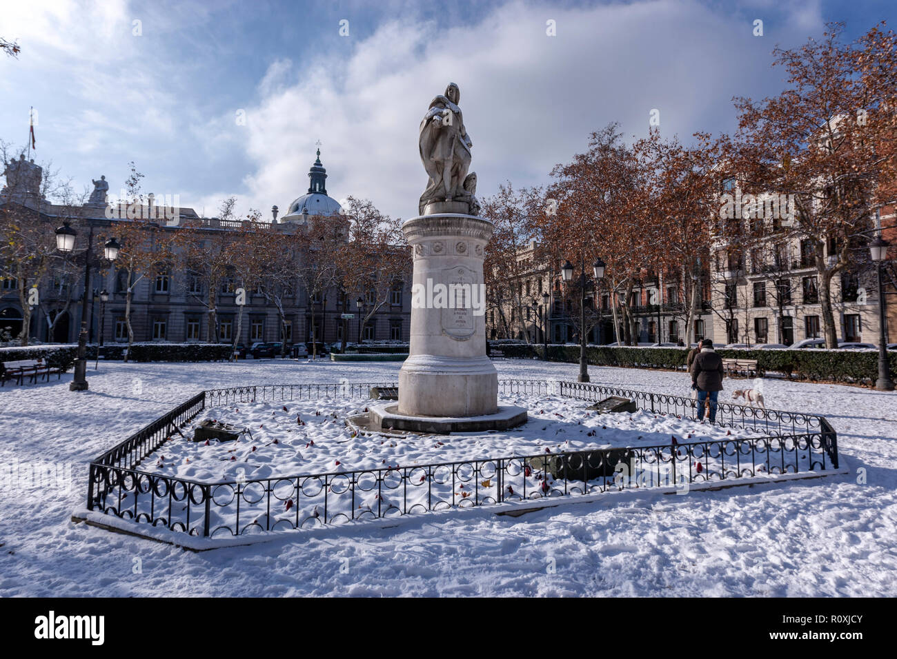 La statua di Ferdinando vi di Spagna, da Gian Domenico Olivieri nella Plaza de la Villa de París con neve, Madrid, Spagna Foto Stock