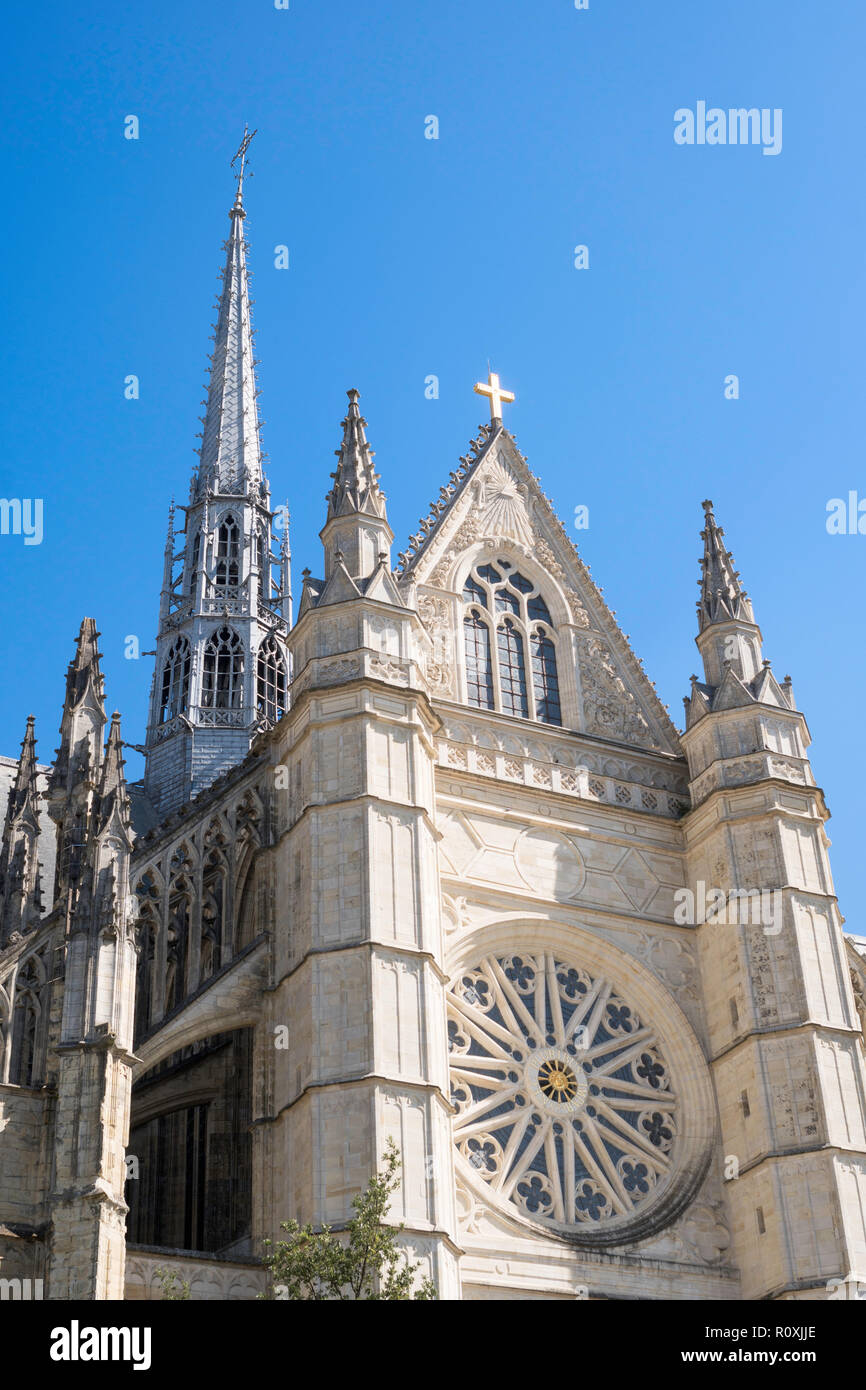 Rosone in facciata sud della cattedrale di Orléans, Center-Val de la Loire, in Francia, in Europa Foto Stock