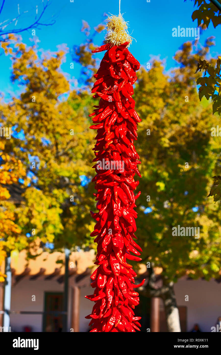 Peperoncino rosso Ristas appeso in Plaza, essiccazione nel caldo sole di caduta a Santa Fe, New Mexico USA Foto Stock