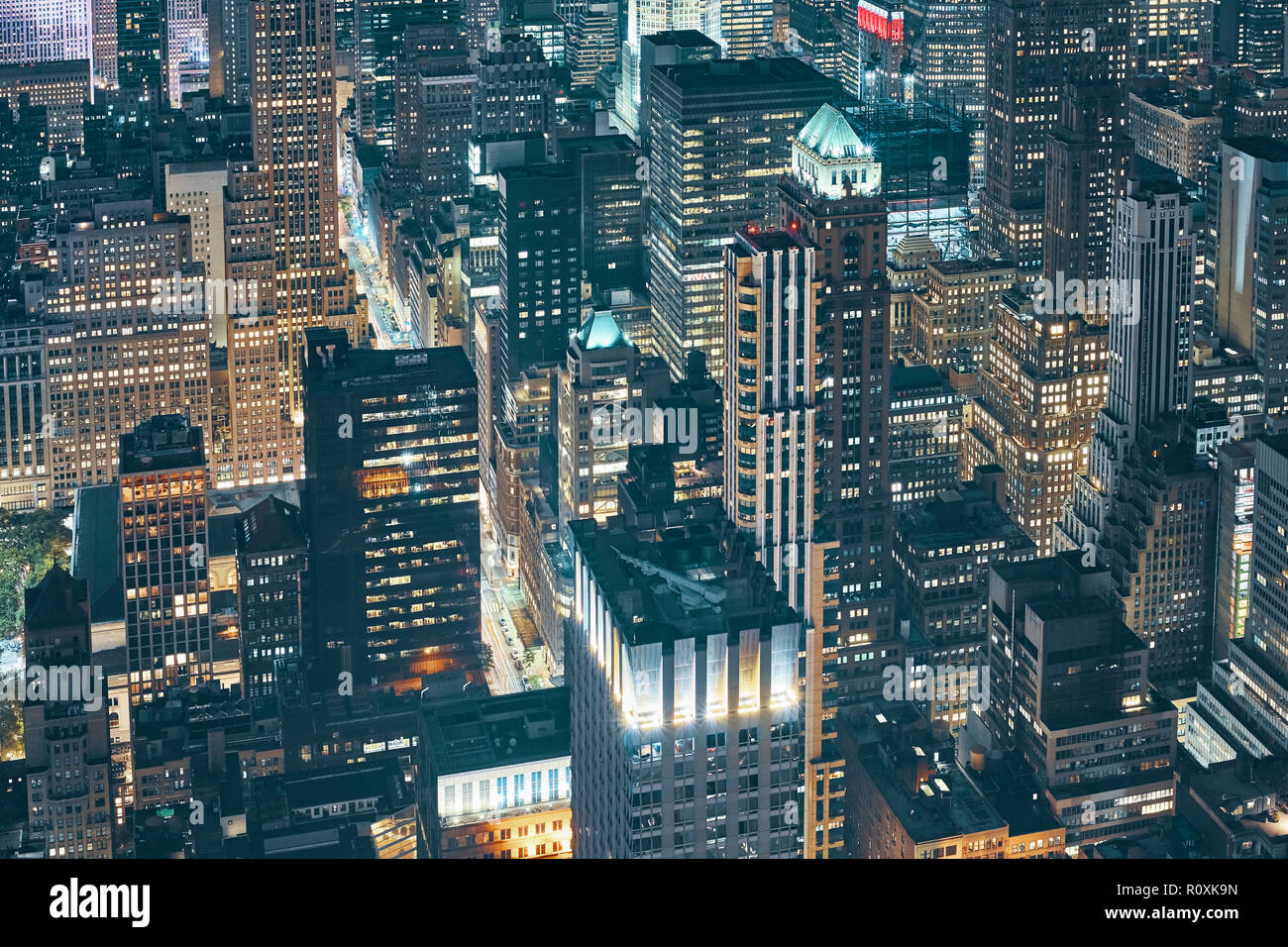 New York City di notte, vista dall'Empire State Building, dai toni di colore immagine, STATI UNITI D'AMERICA. Foto Stock